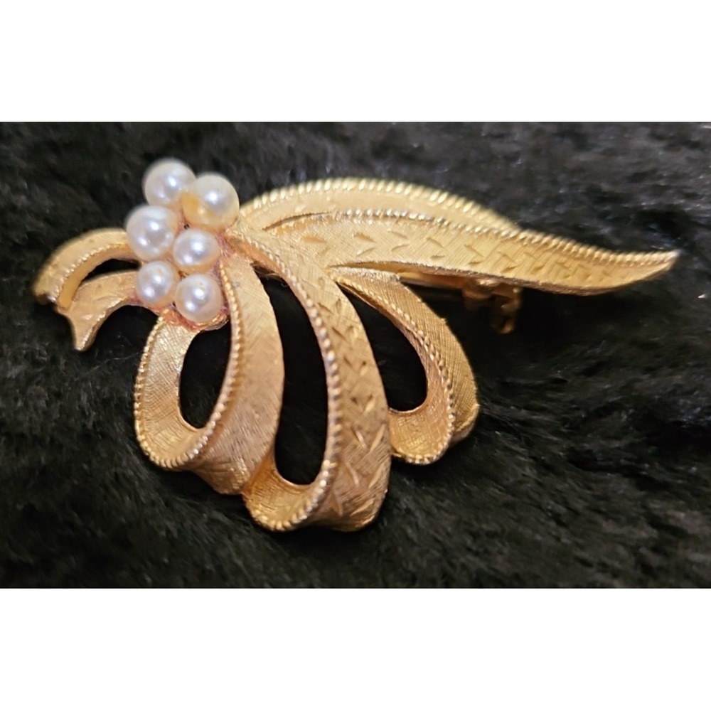 5 Vintage Costume Jewelry Brooches and one Ring - Picture 6 of 13
